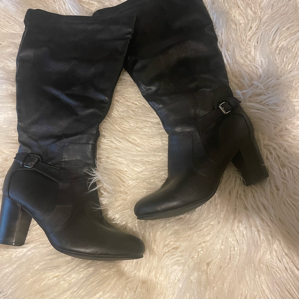 Black Wide Calf Women’s Zip- Boots!